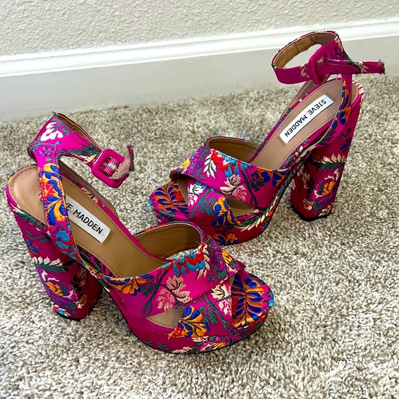 Steve Madden Shoes - Steve Madden pink printed heels